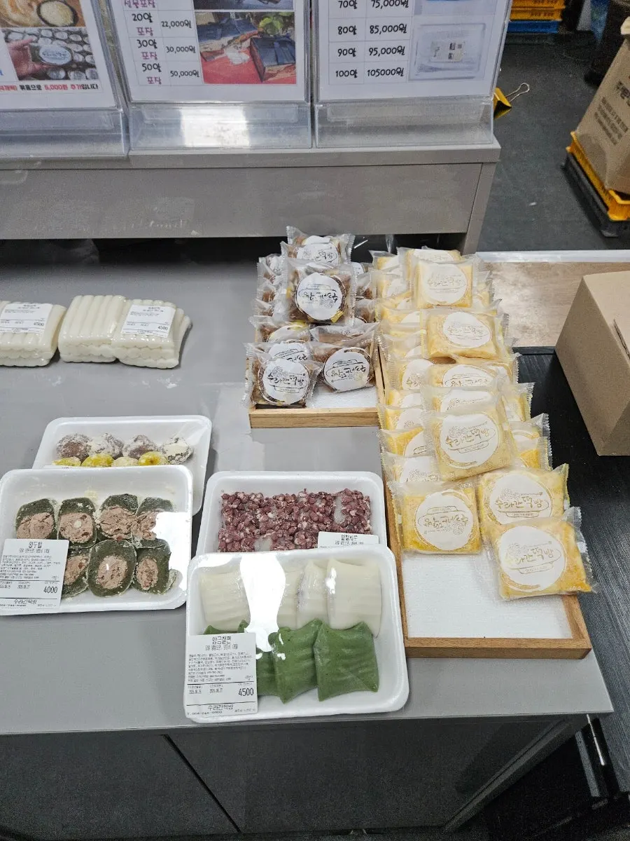 Display case with red bean and tangerine omegi-tteok