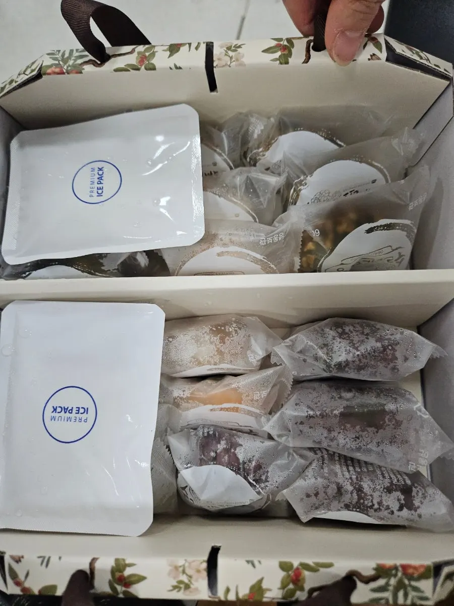 Exterior of the gift box for omegi-tteok