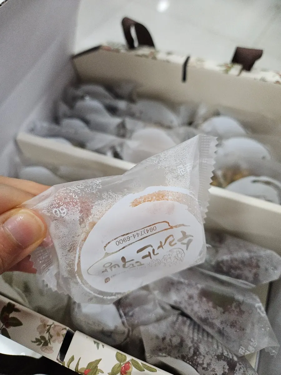 Individually wrapped omegi-tteok in the box