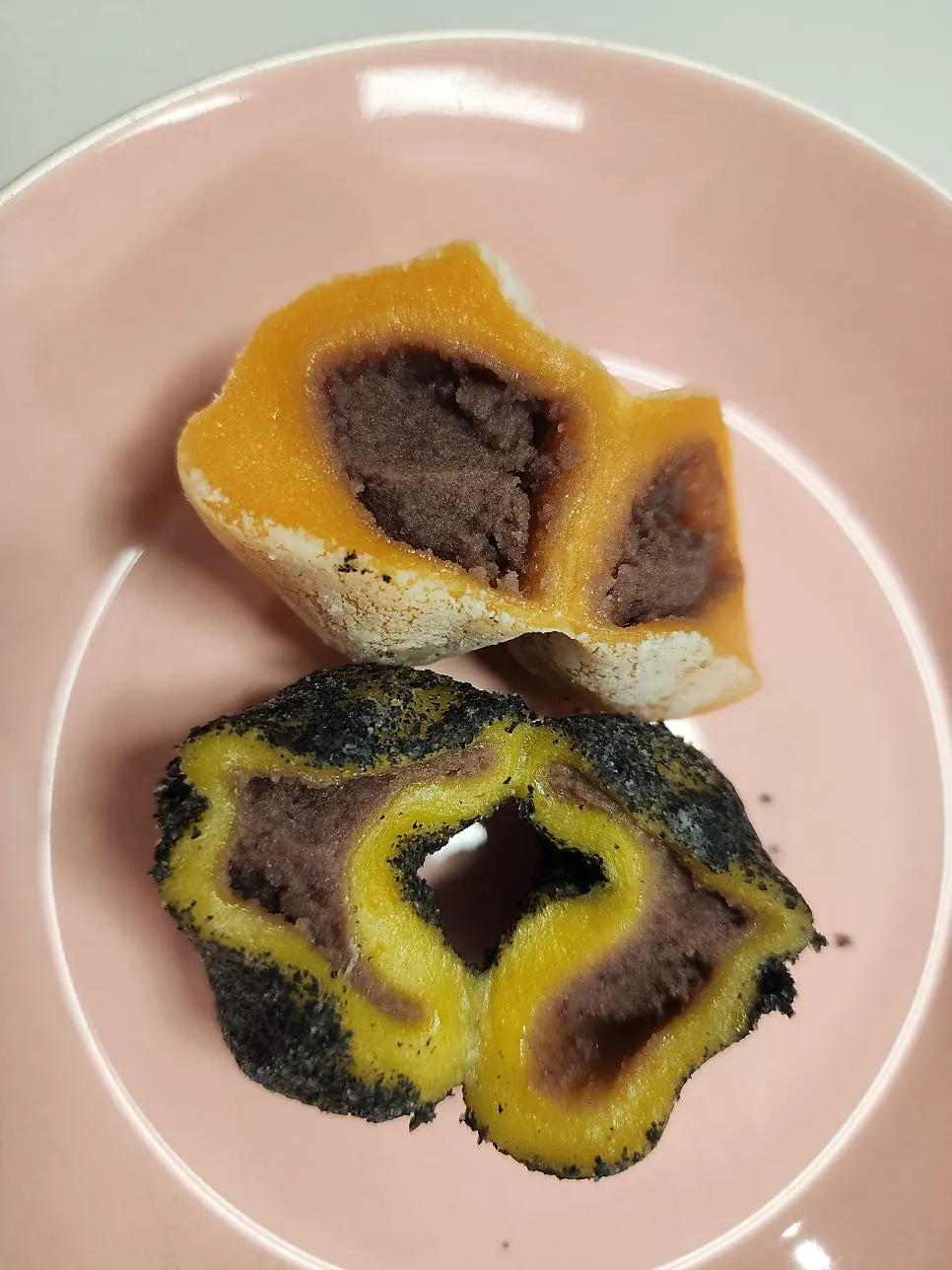 야식으로 꺼낸 오메기떡 접시