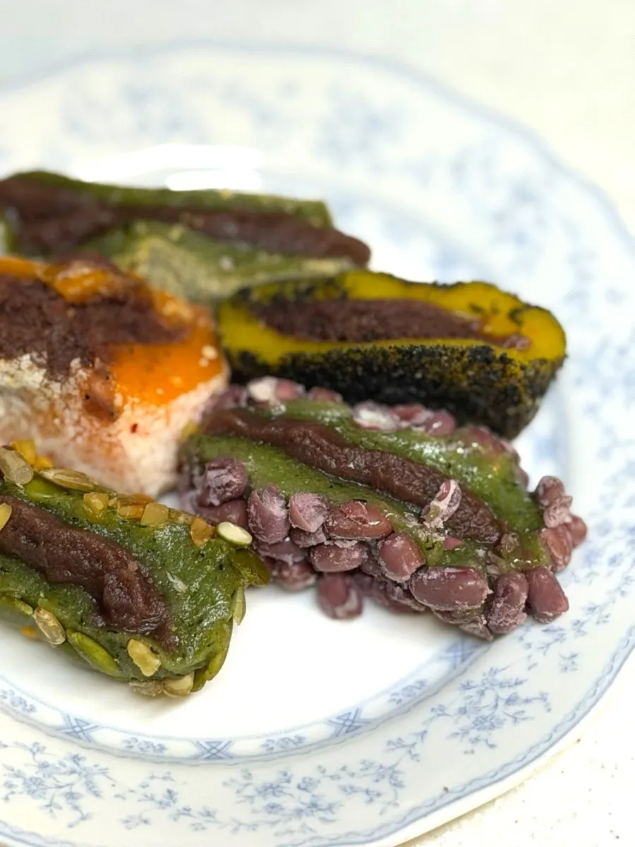 Sliced omegi-tteok arranged on a plate