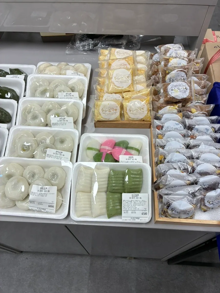 매장에 준비된 바로 구매 가능한 떡