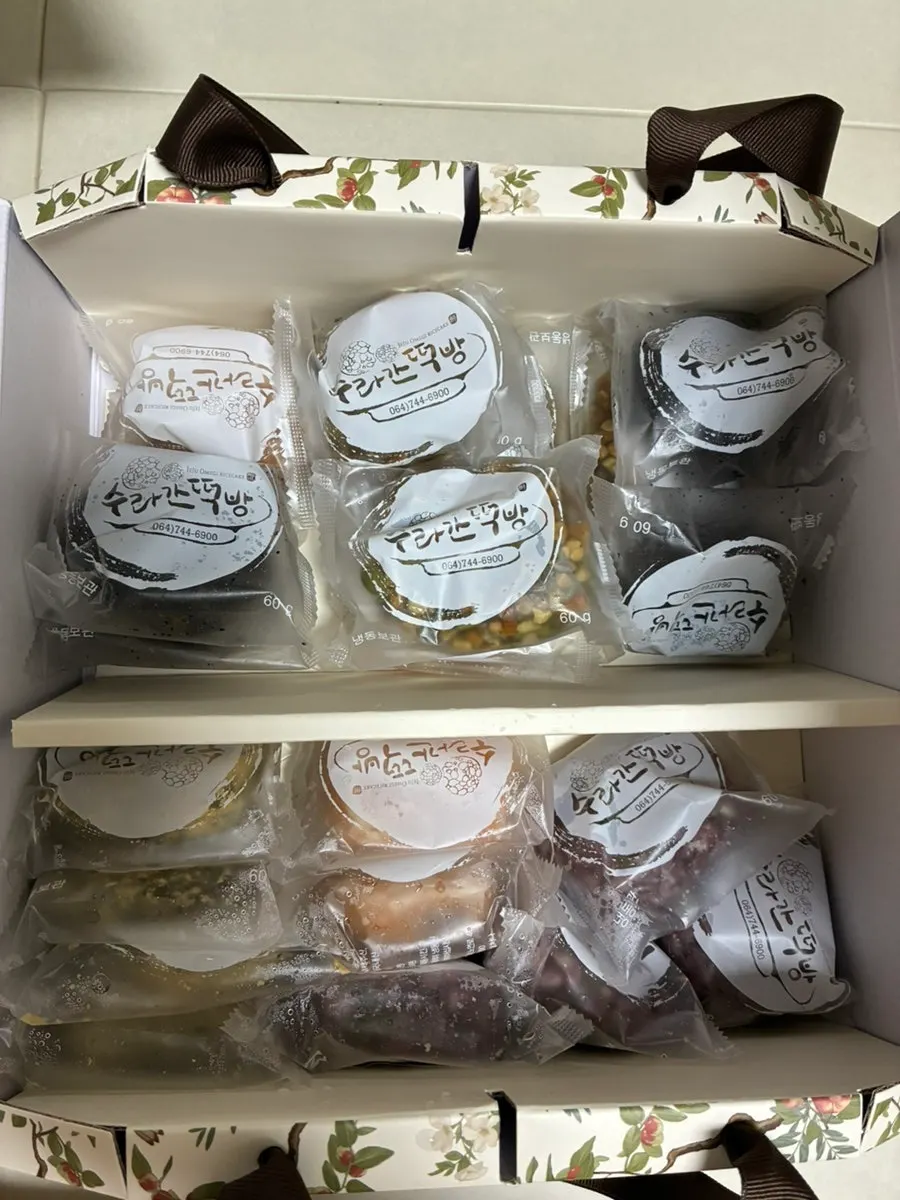 깔끔하게 포장된 예약 오메기떡 상자