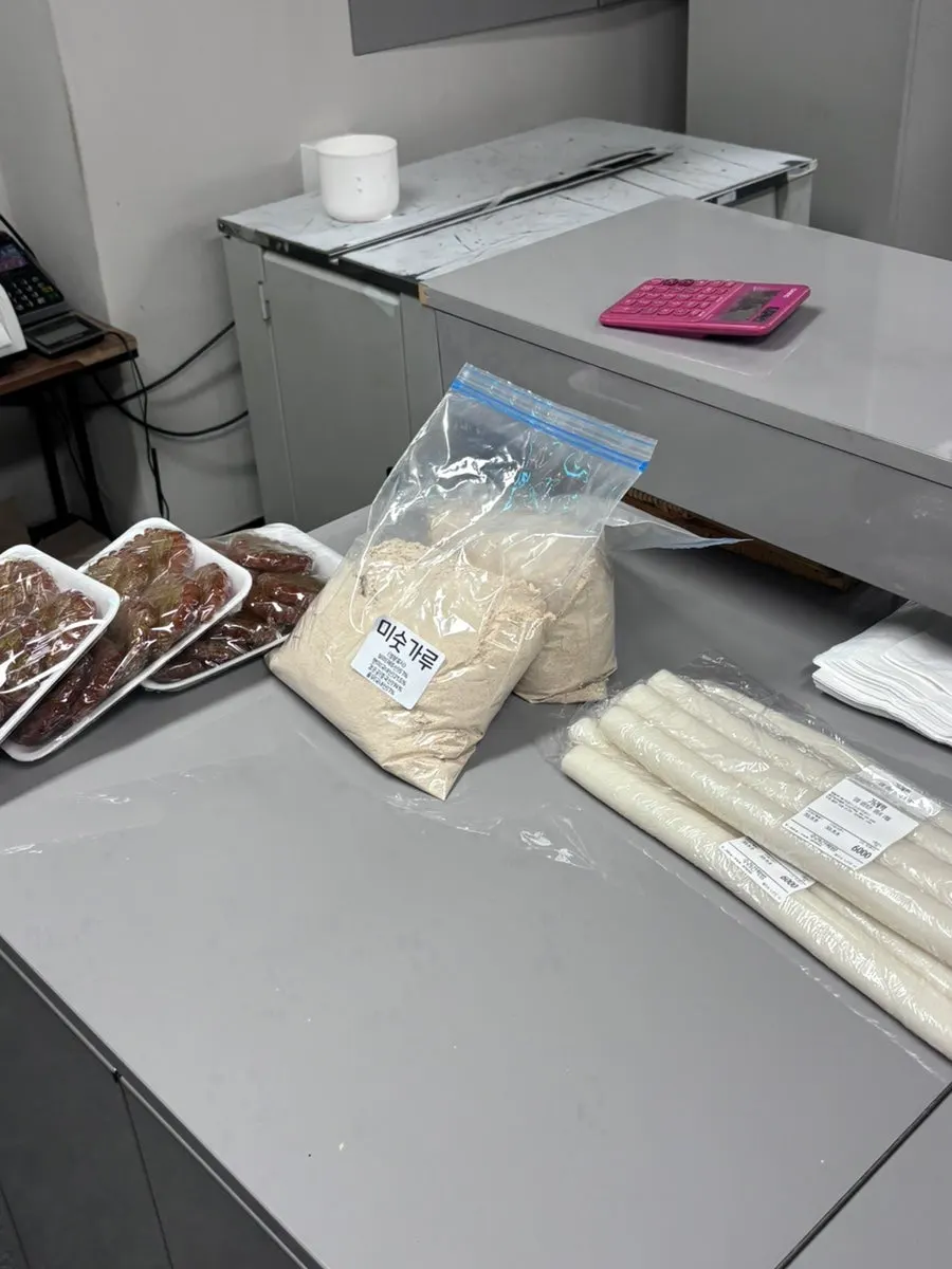 Reserved omegi-tteok packed for pickup