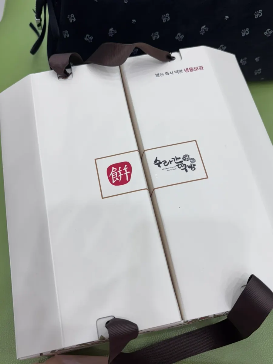 A box of 20 omegi-tteok, packaged