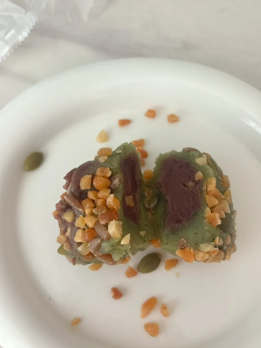 Omegi-tteok thawed and eaten cold