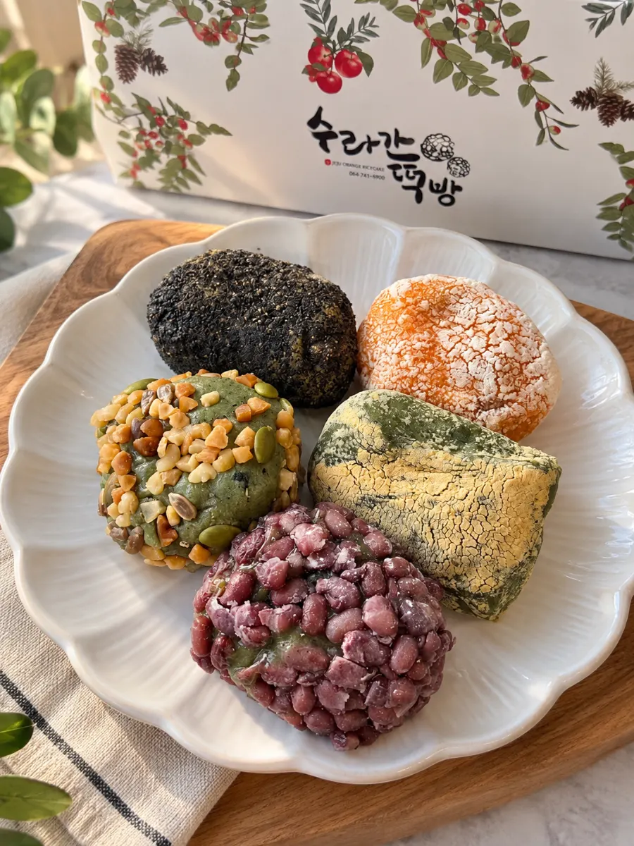 Omegi-tteok in several flavors on a plate