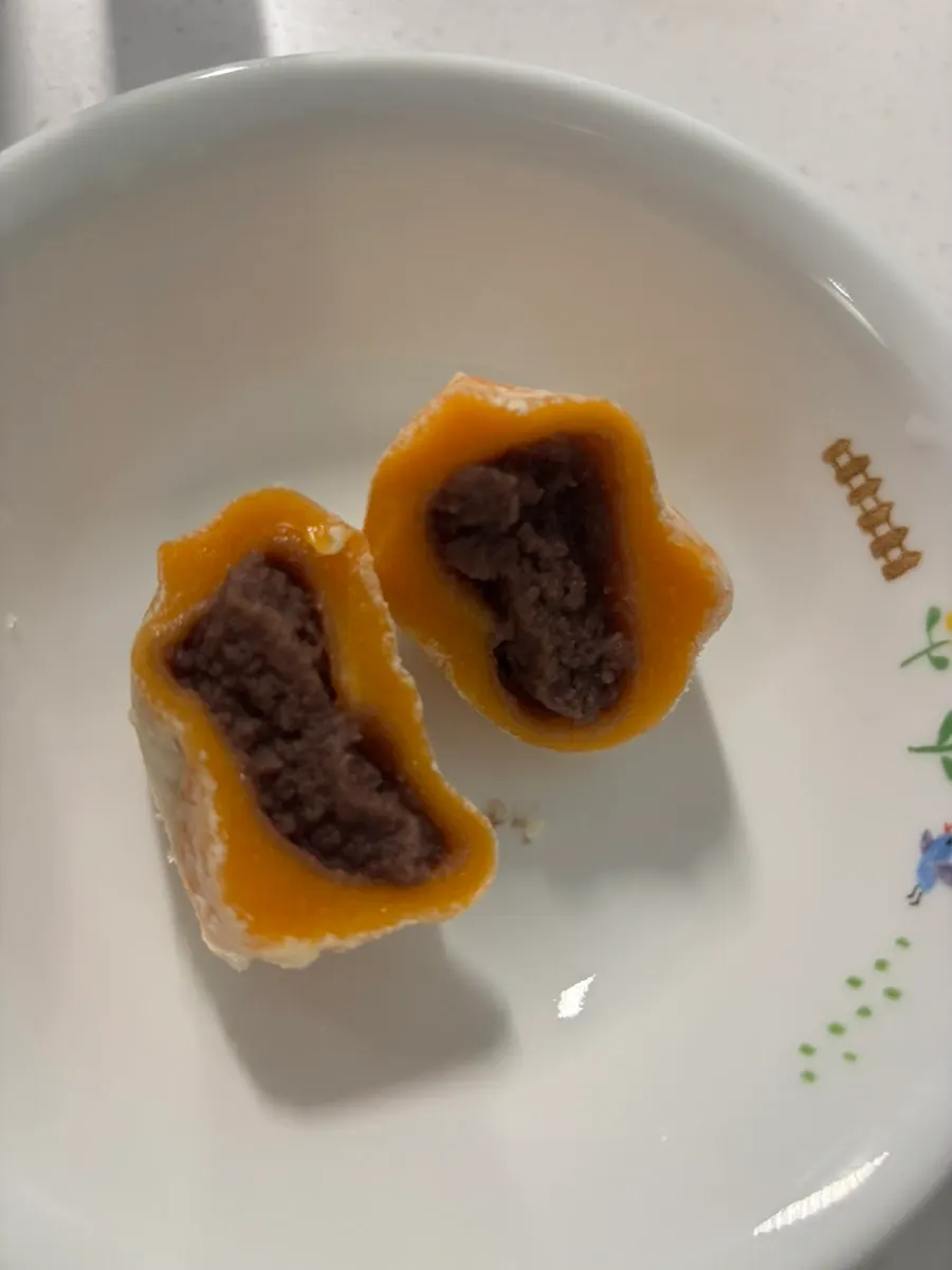 Tasting tangerine omegi-tteok
