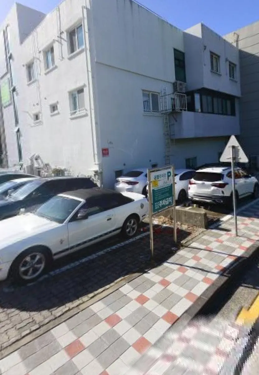 Public parking information in front of Tamra Library