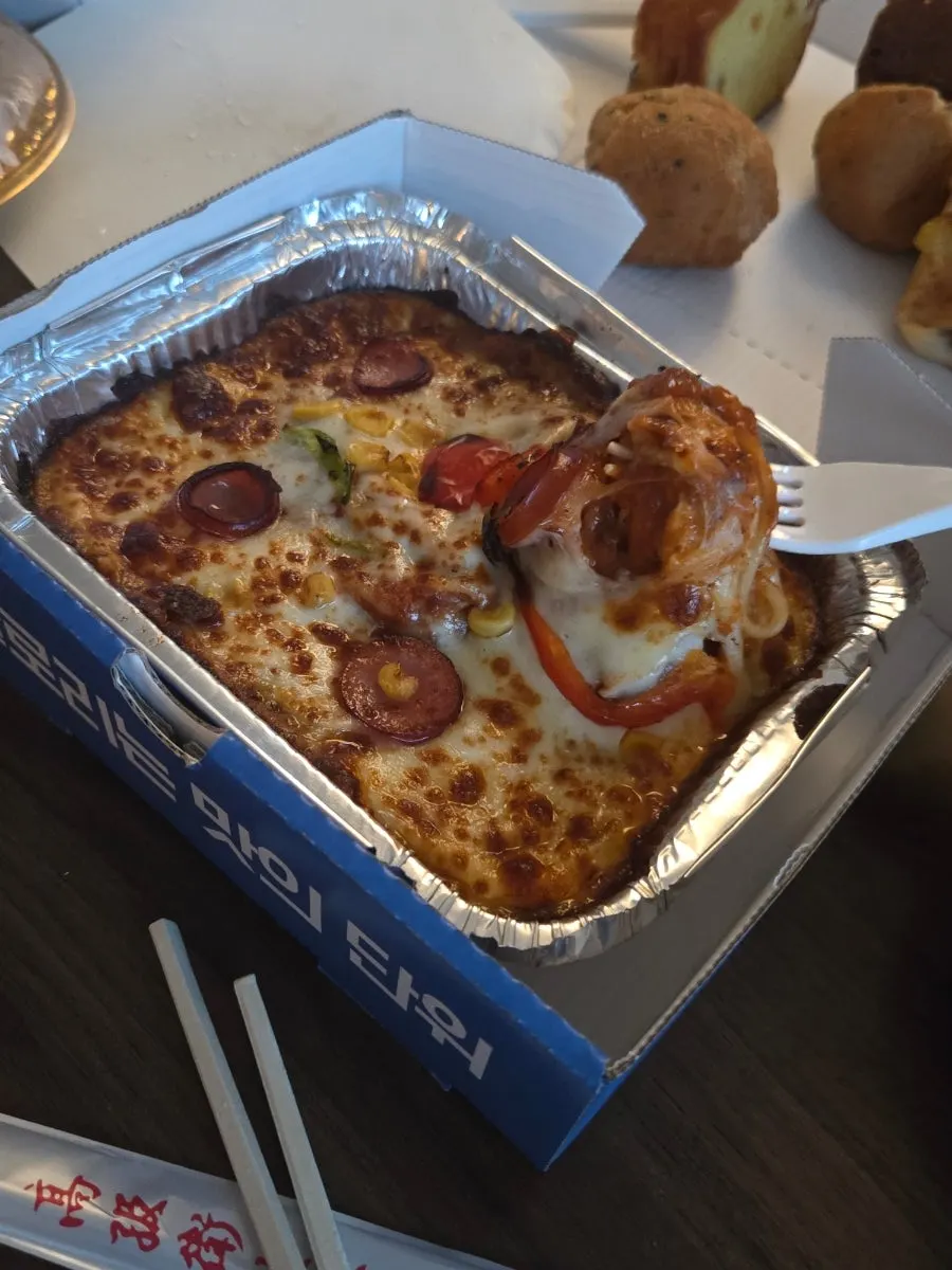 Oven spaghetti with stretchy cheese