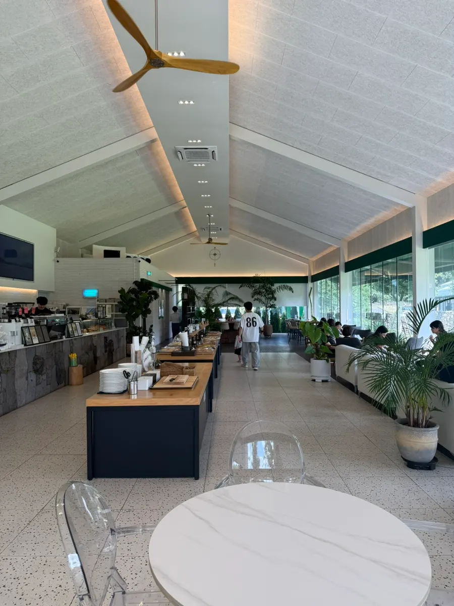 Table layout in the spacious café hall