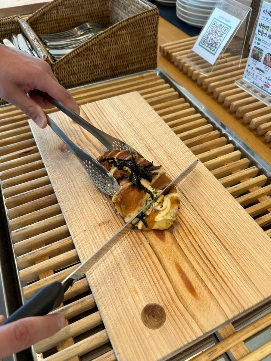 Self-serve bread-cutting station