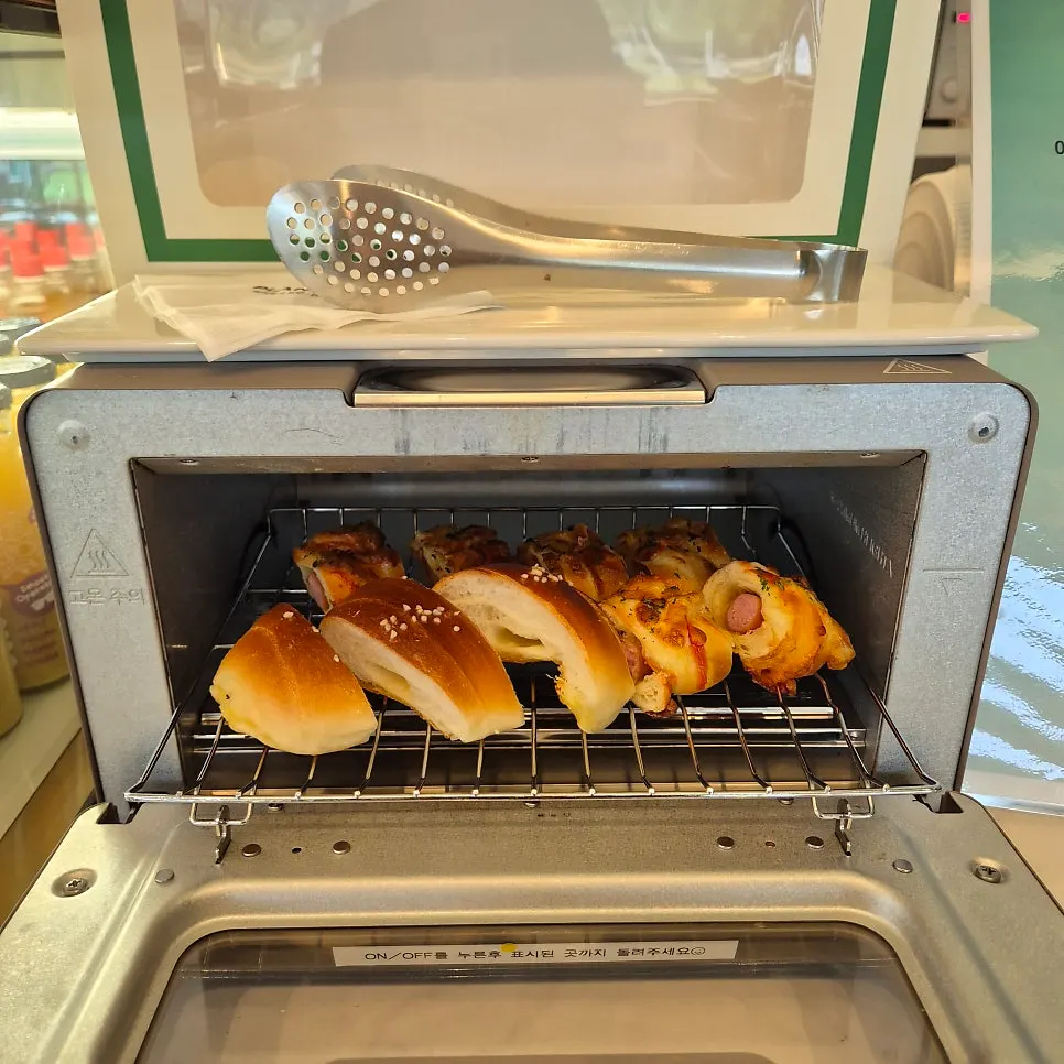 통창 앞 테이블의 음료와 빵