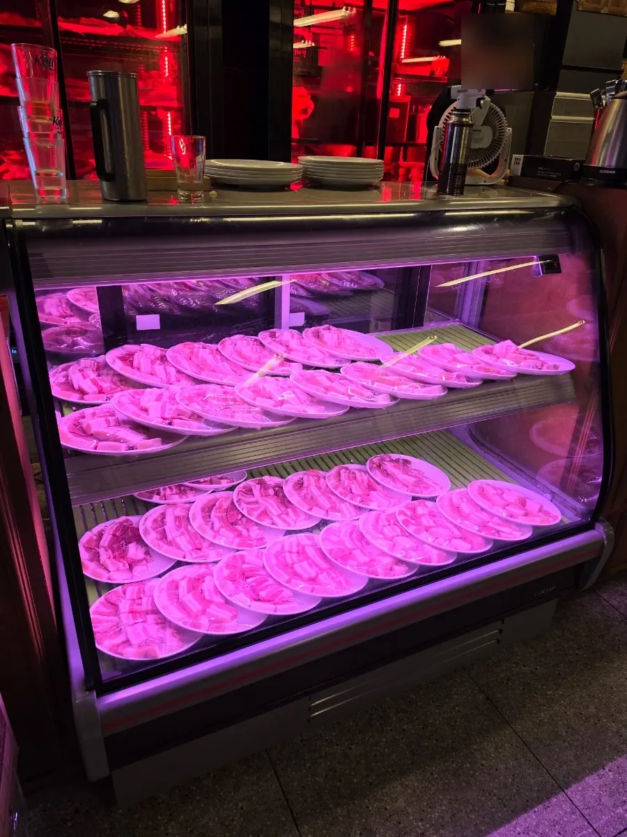 Hiasan dolhareubang di Pork80 Jeju Airport Branch