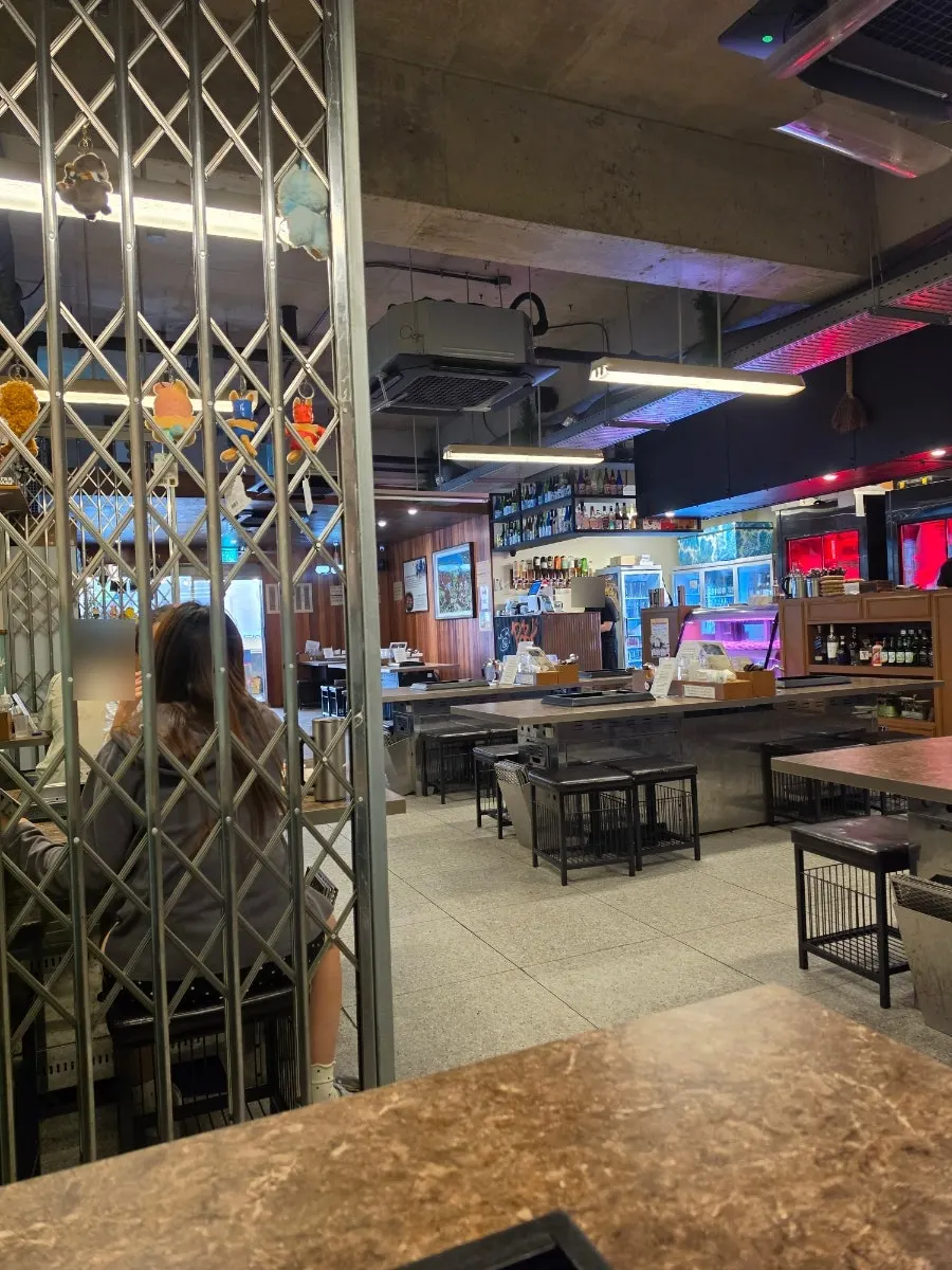 Paparan daging babi hitam di Pork80 Jeju Airport Branch