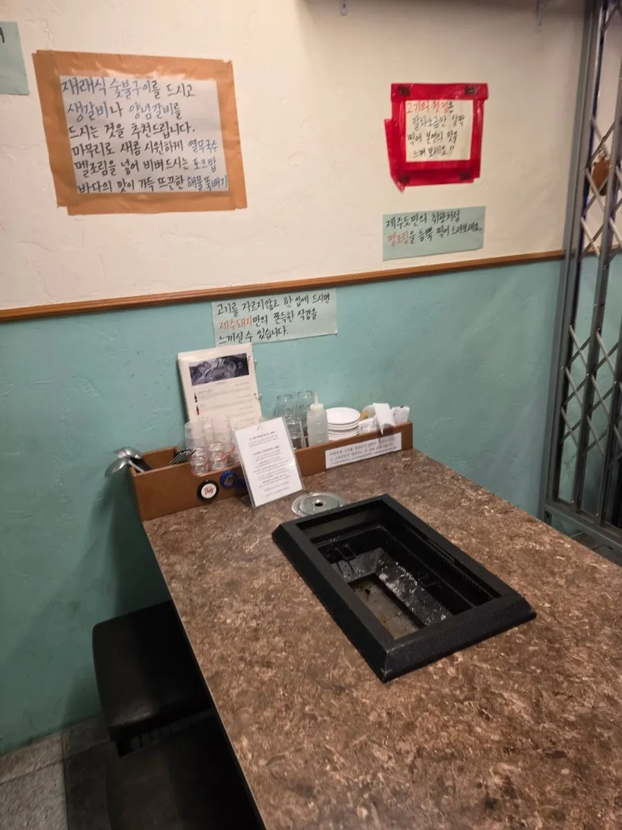 Tempat duduk meja restoran yang berjarak