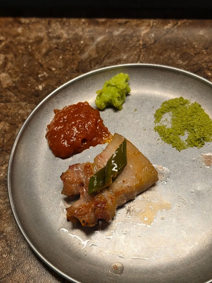 Daging babi hitam dicicah garam matcha