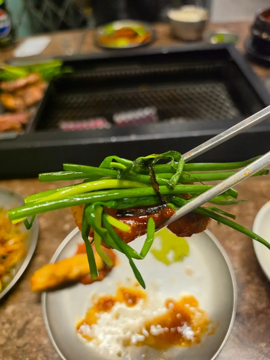 Padanan daging babi hitam dimakan bersama mel