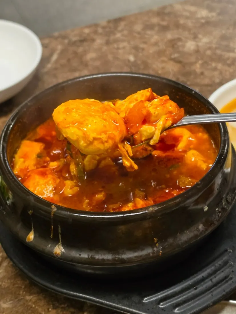 Padanan daging babi hitam dengan meljorim dan daun bawang