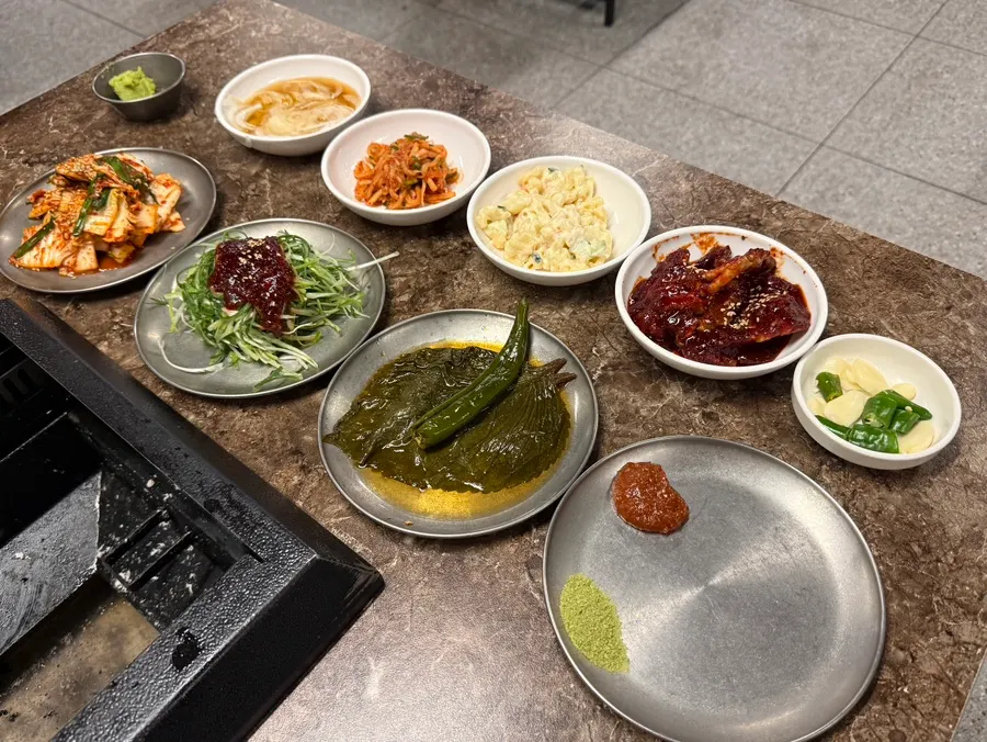 Side dish spread including seasoned crab