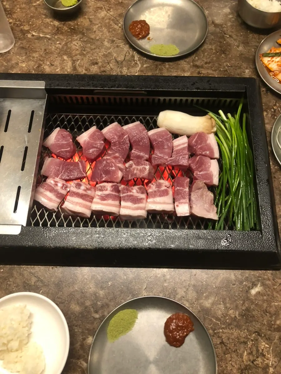 Black pork placed on bincheotan charcoal