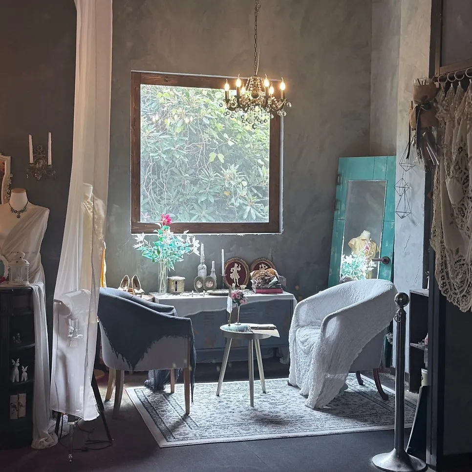 Antique, vintage props placed inside Pyeongdae Alhi