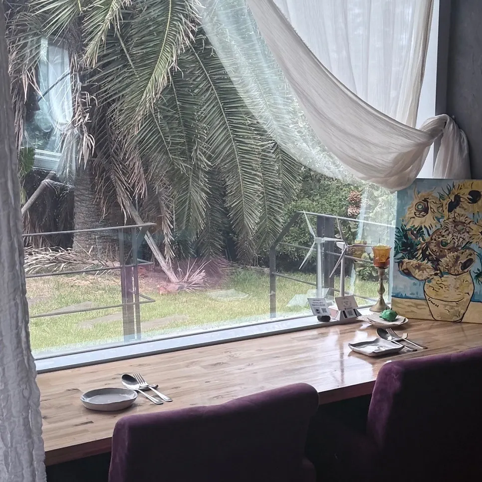 The Pyeongdae Alhi dining hall welcoming reserved guests