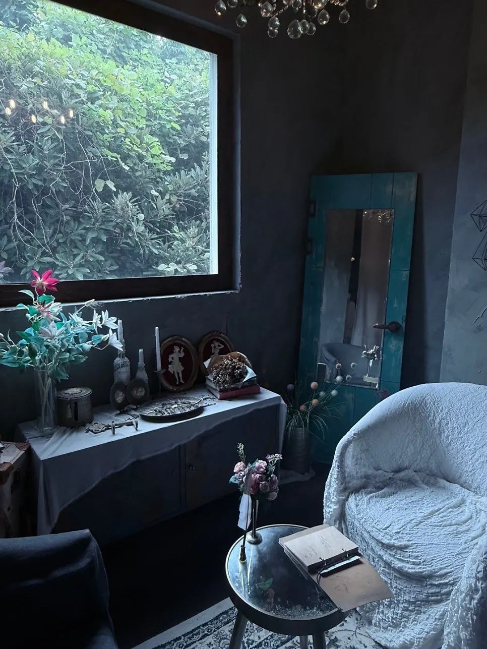 A seat with antique furniture at Pyeongdae Alhi