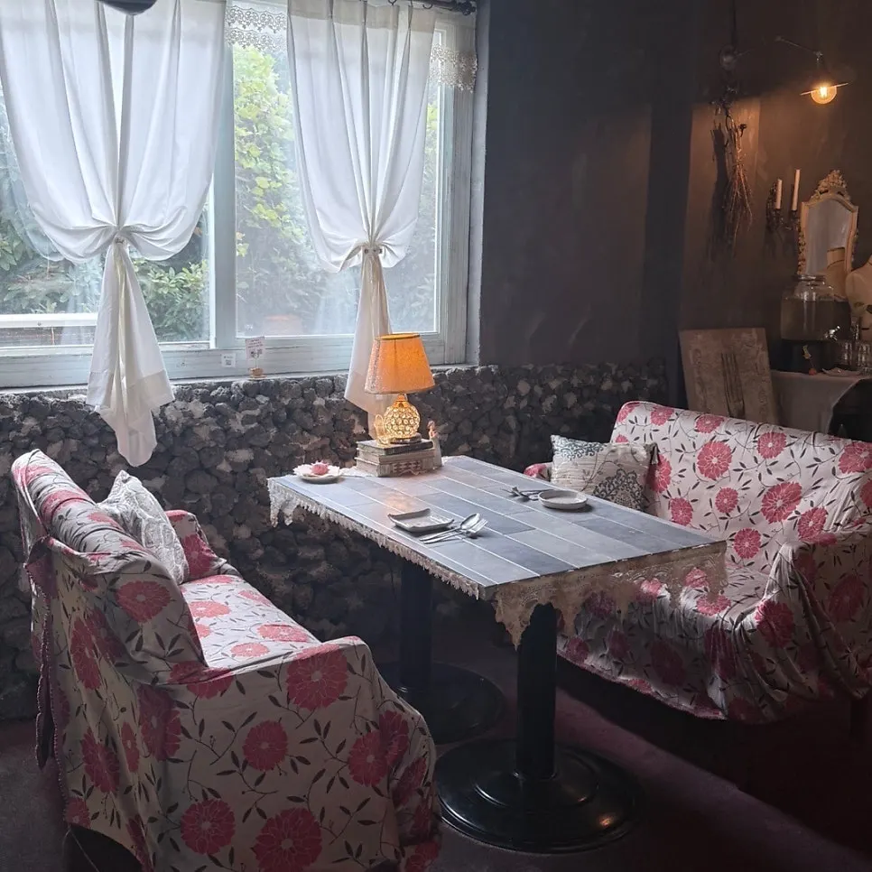 A long table at Pyeongdae Alhi that seats up to 4 people