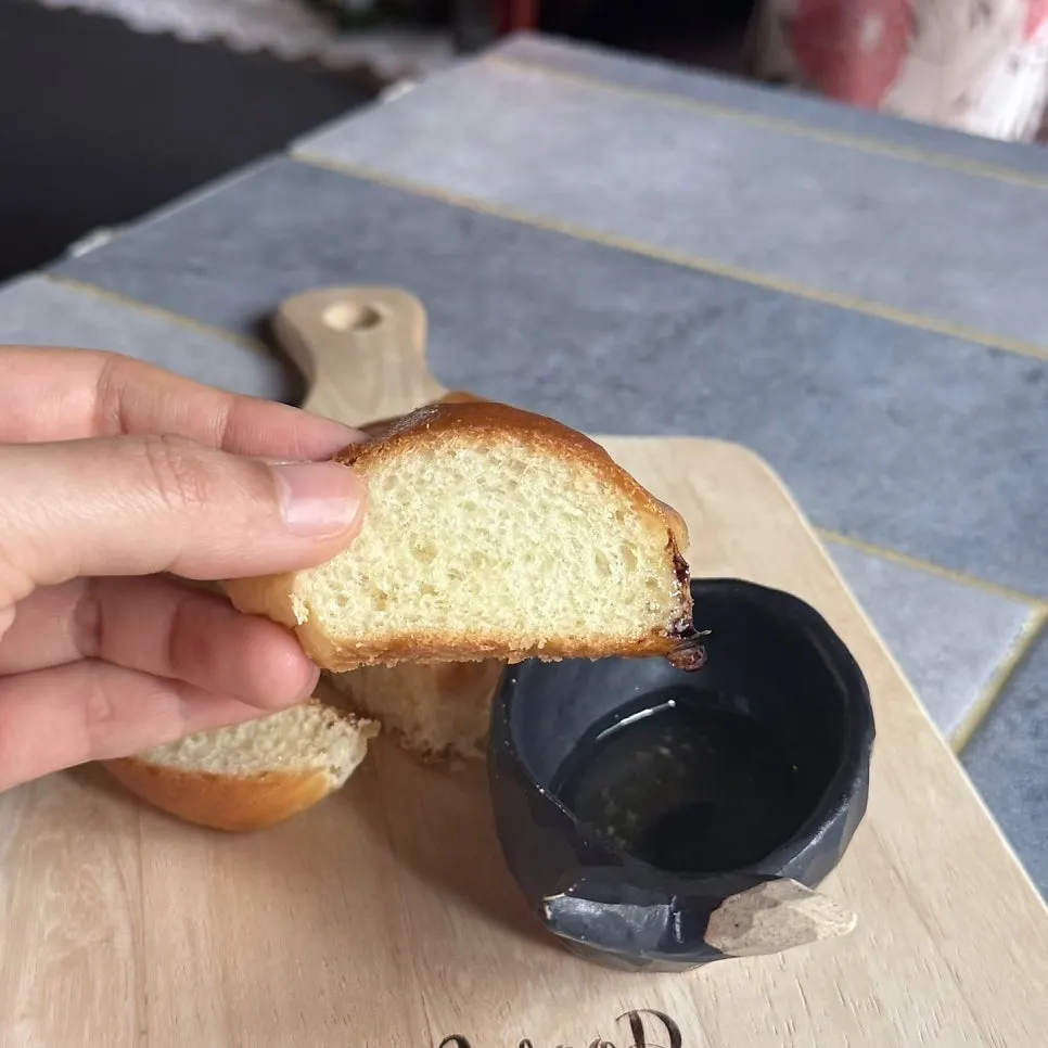 Pyeongdae Alhi's bread dipped in sauce