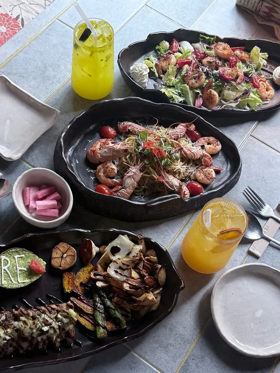 The variety of garnishes served alongside the steak