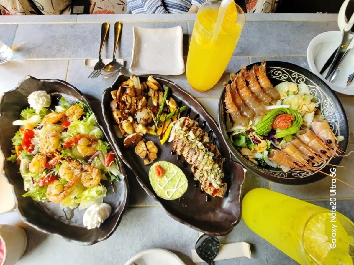 Full spread of the 2-person set at Pyeongdae Alhi