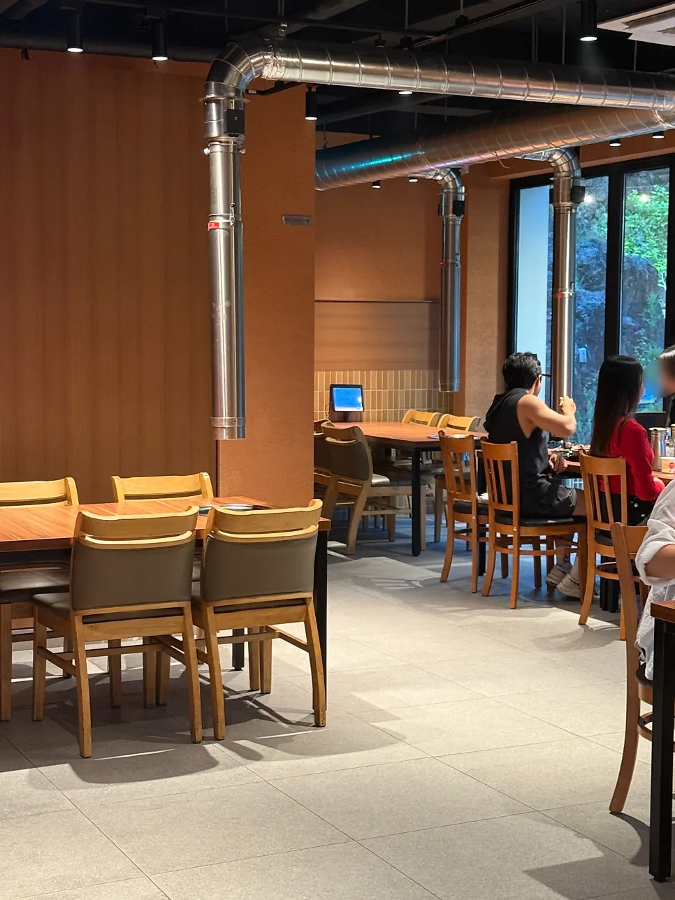 木質調裝潢的濟州三寸咸德店內