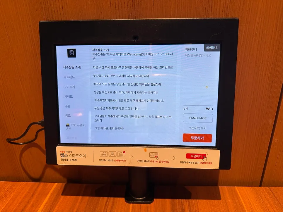 桌位一路延伸到內側的寬敞店內