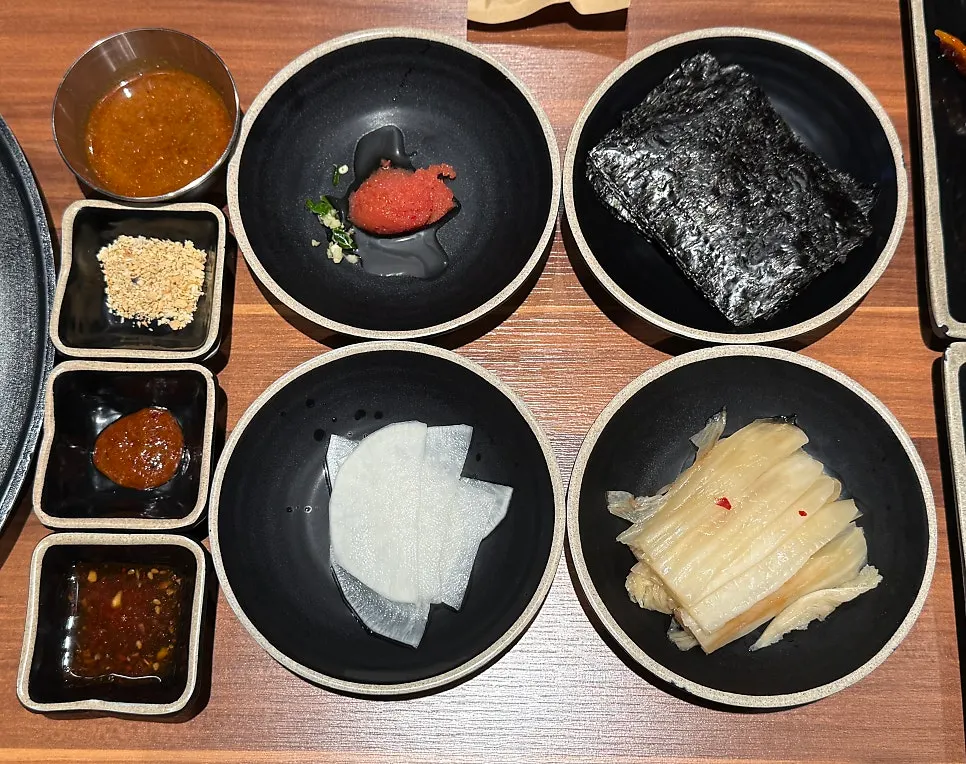 明太子醃卵、包菜蘿蔔、白菜泡菜等小菜擺盤