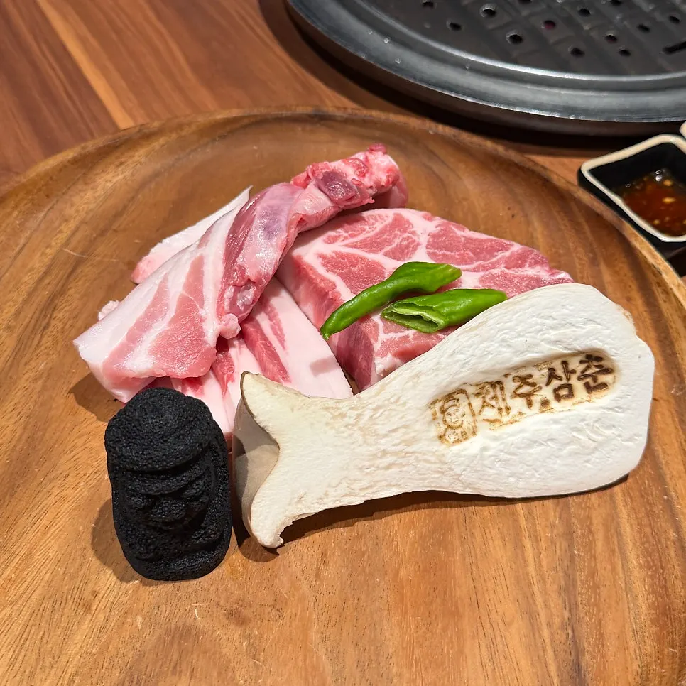 五花肉、梅花肉、頸肉一起上桌的姪女套餐