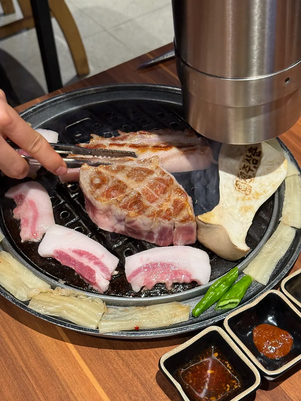 以葡萄木燻片燻製的黑豬肉部位