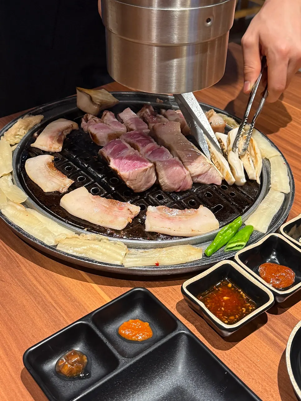 烤盤上滿滿的黑豬肉與白菜泡菜