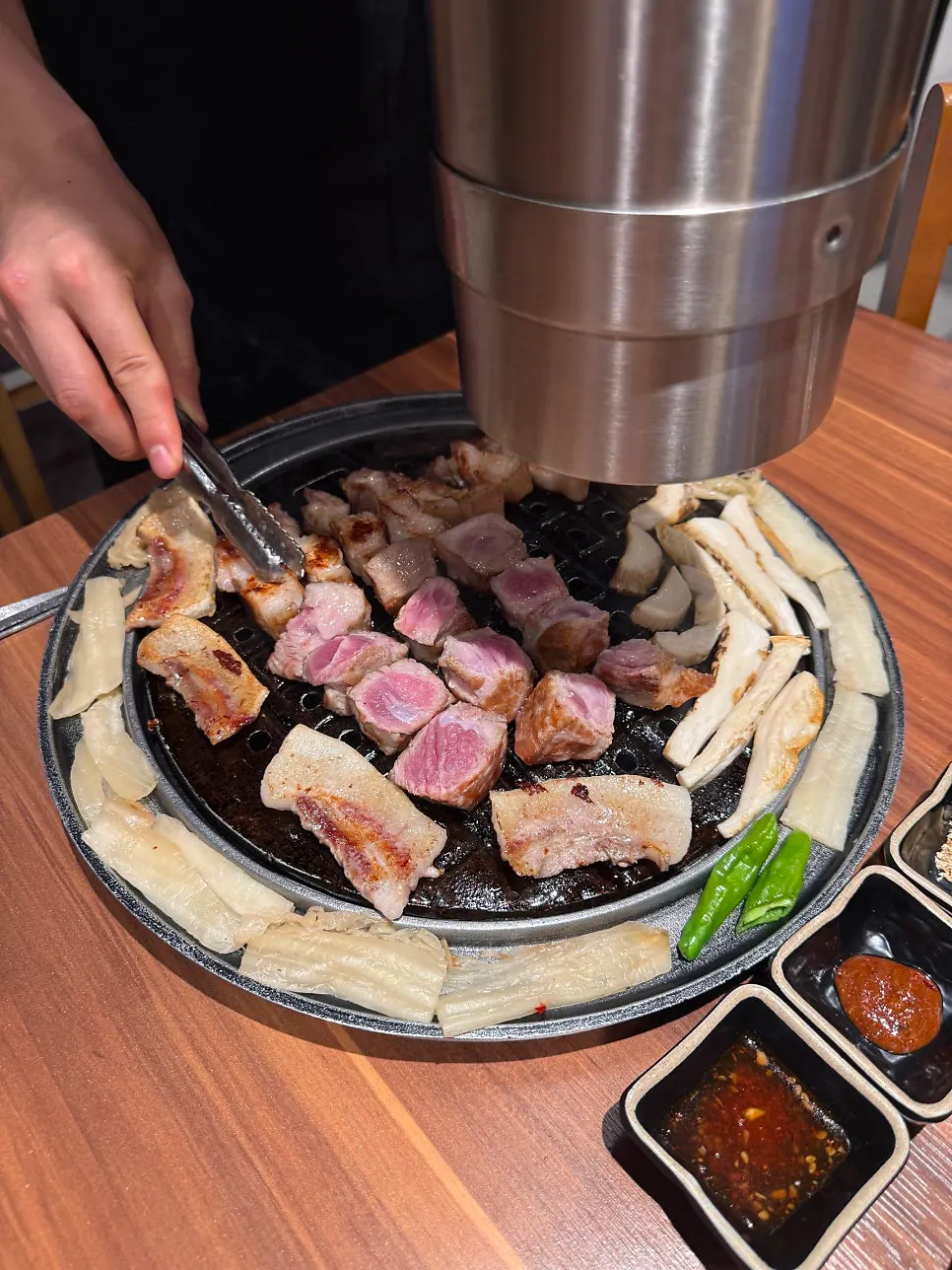 沾麵包粉鹽吃的五花肉