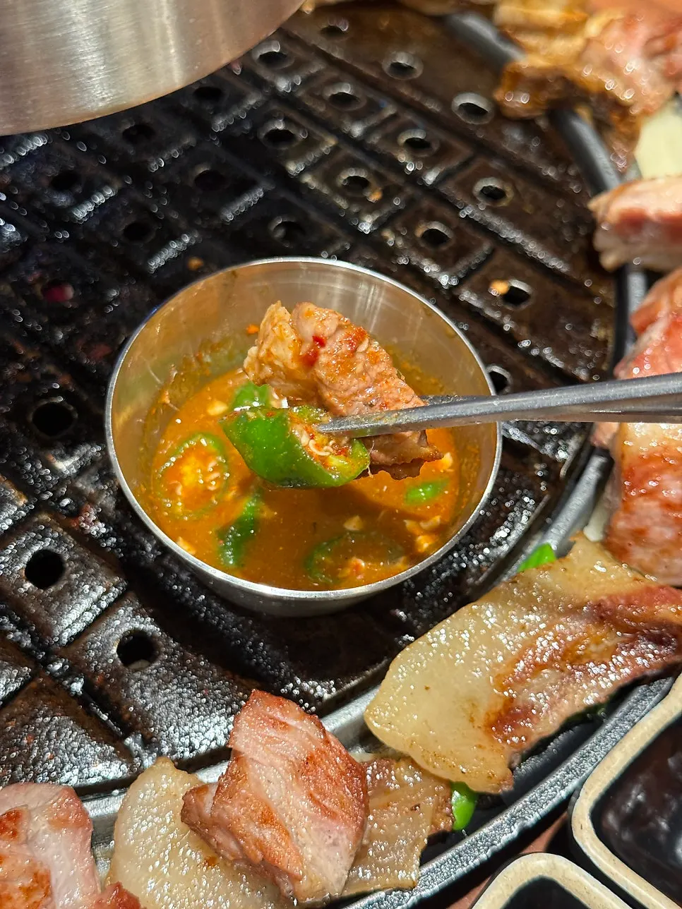 放上明太子醃卵的梅花肉一塊