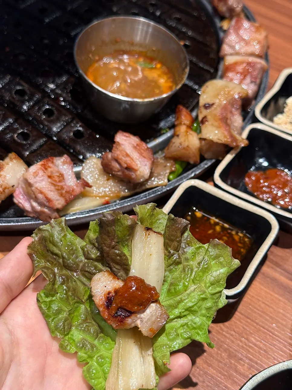 生菜包著肉與烤白菜泡菜的組合