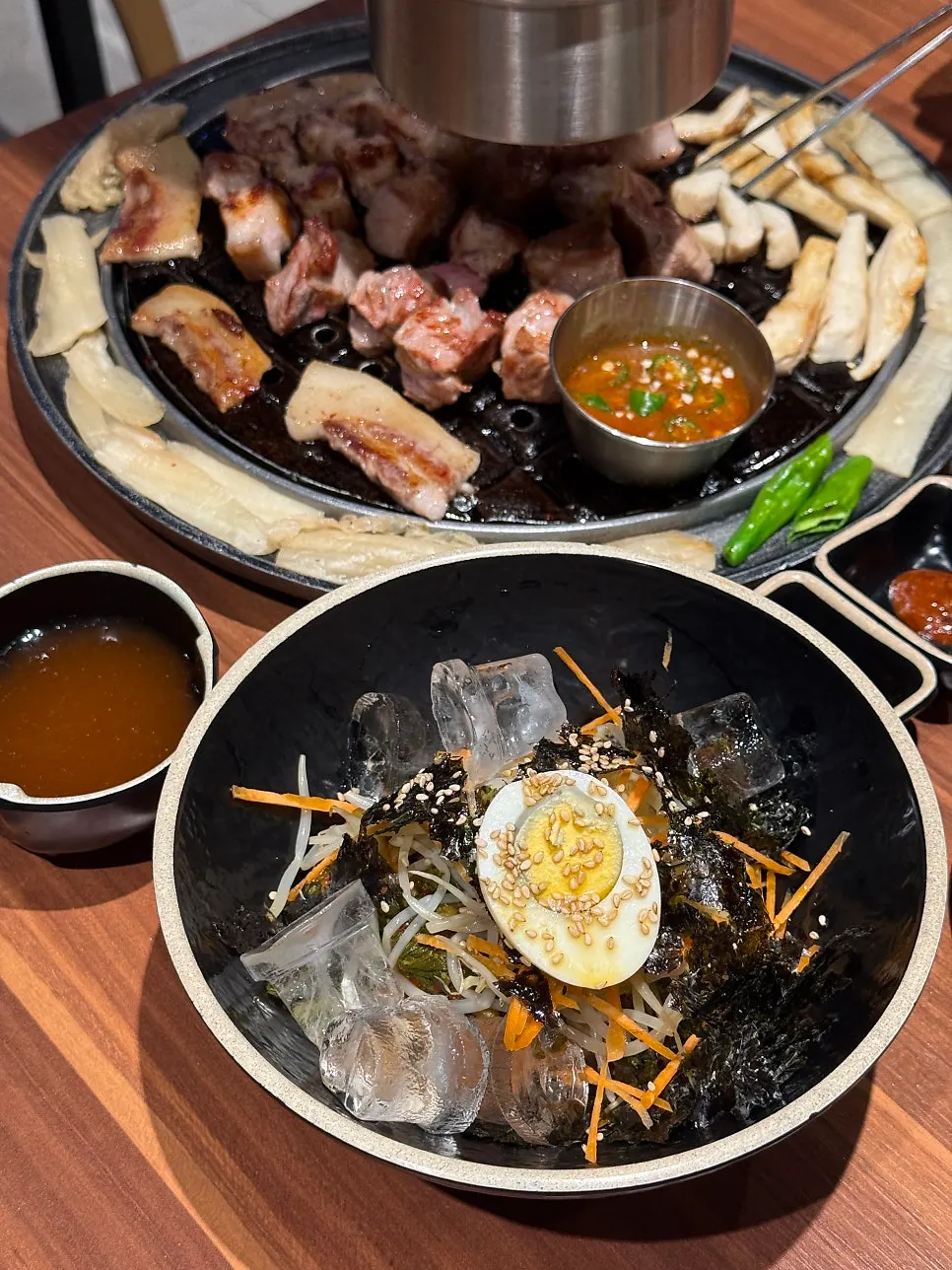 沾鯷魚醬吃的黑豬梅花肉