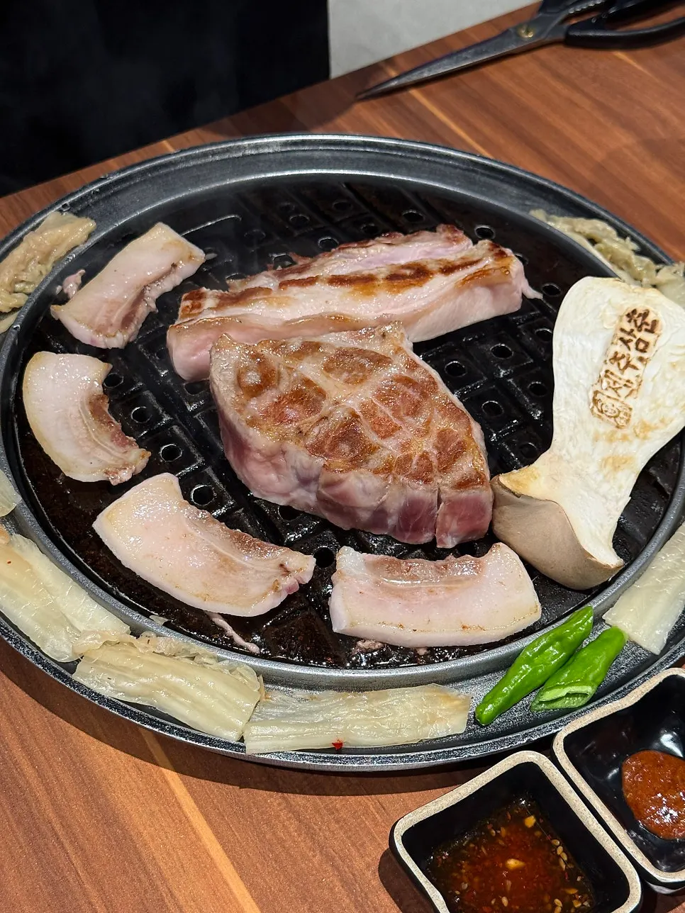 咸德黑豬肉巷弄內側低溫熟成冰箱與頸肉Q彈口感,濟州三寸