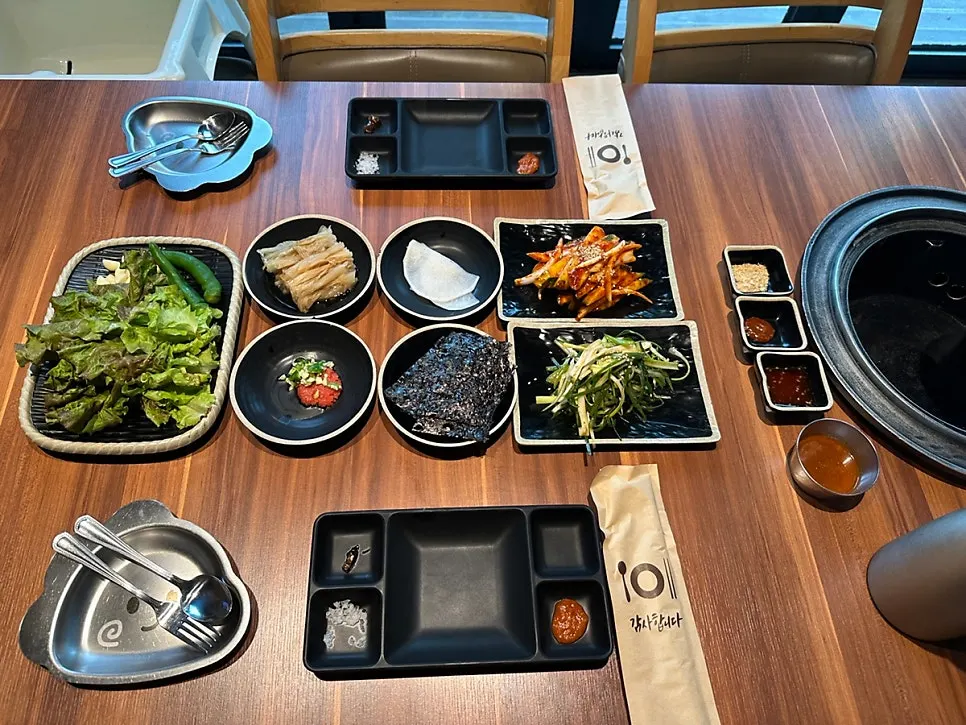 Adult side plate and baby dinosaur-shaped dishes