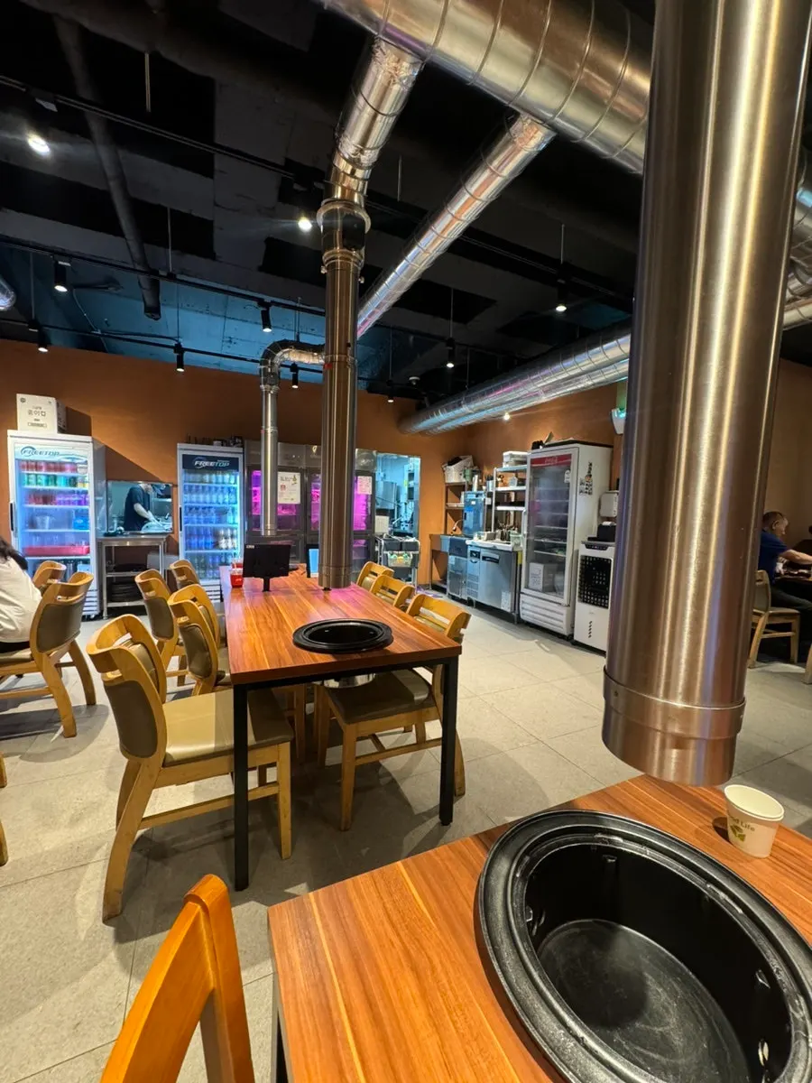 Jeju Samchun dining floor staffed by employees