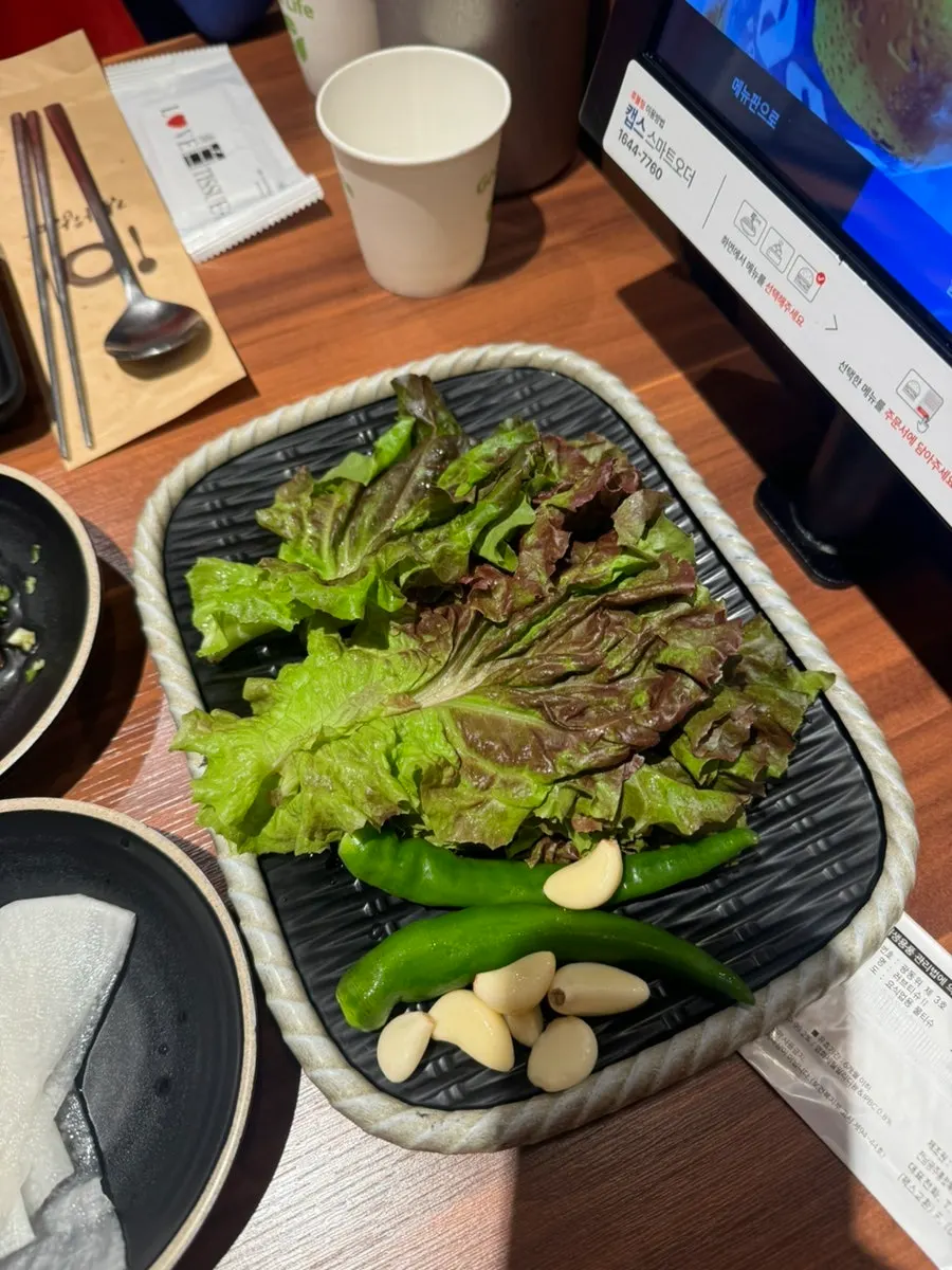 Plate of fresh lettuce wraps