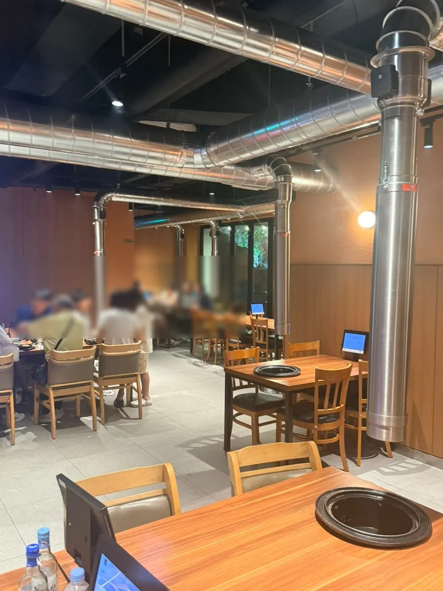 Inner seating suitable for group dining
