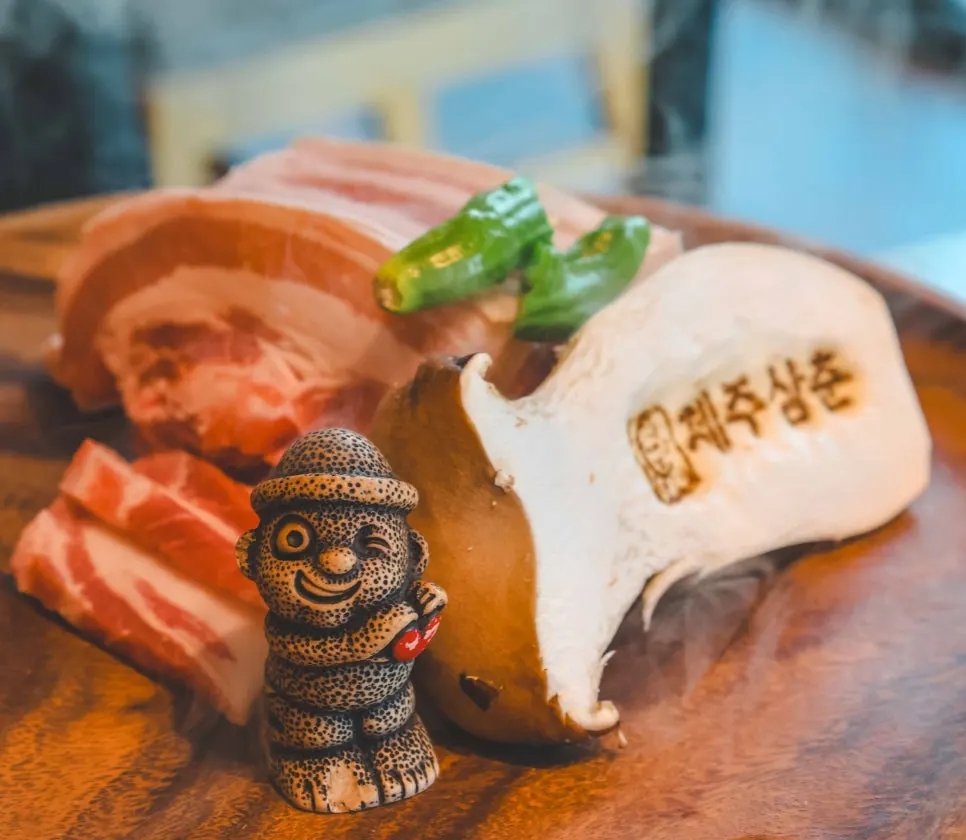 뚜껑에 담겨 나온 조카세트 흑돼지