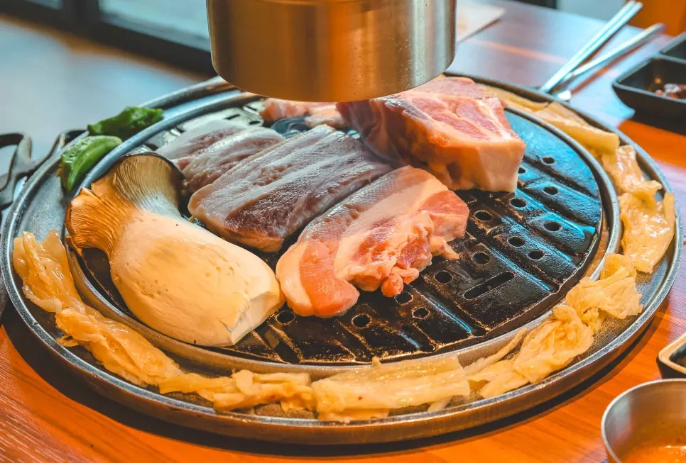 목살과 오겹살로 구성된 조카세트 고기