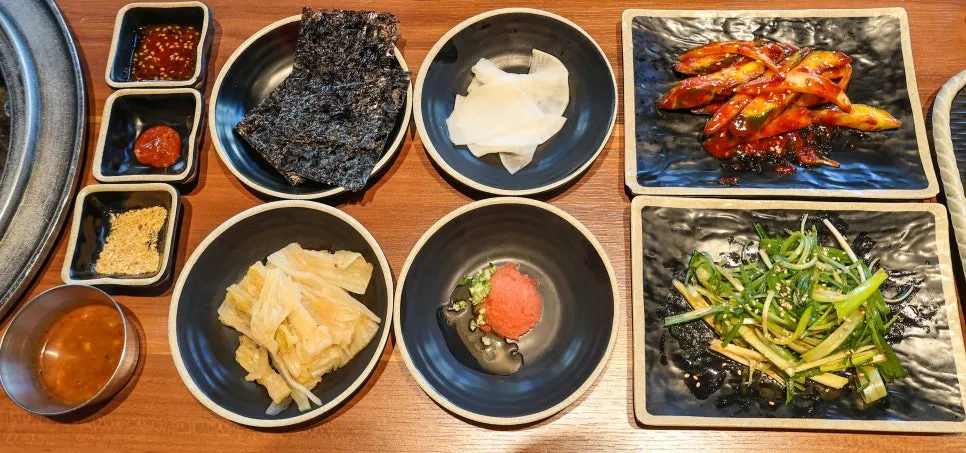 쌈 채소와 김치류, 소스가 놓인 기본 상차림